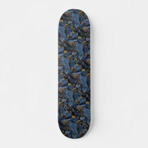 Eine Steinmauer im kroatischen Stil Skateboard