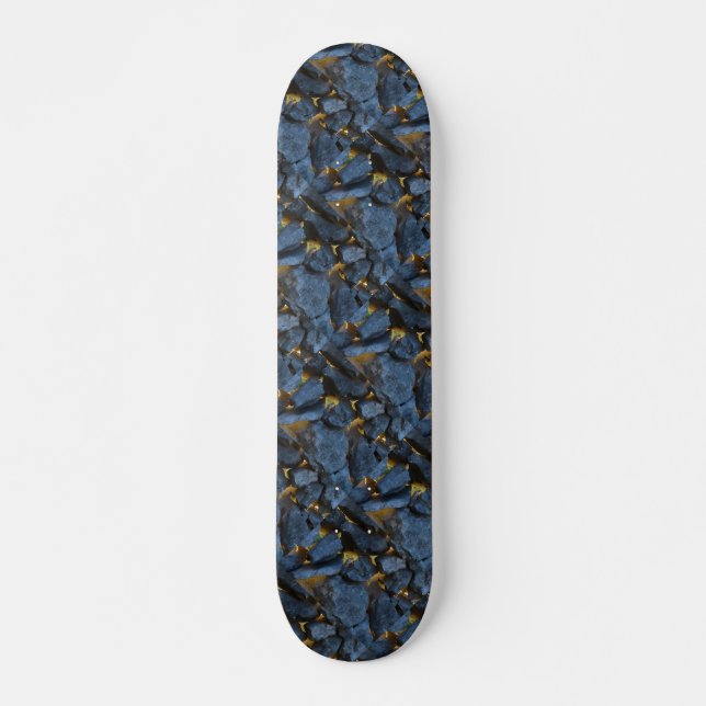 Eine Steinmauer im kroatischen Stil Skateboard (Vorne)