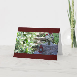 Eine Steinmauer in einem Garten, der sehr schön is Karte