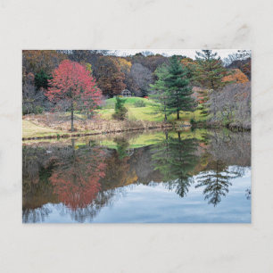 Eine stille Herbstreflexion von Farbe und Wasser,  Postkarte