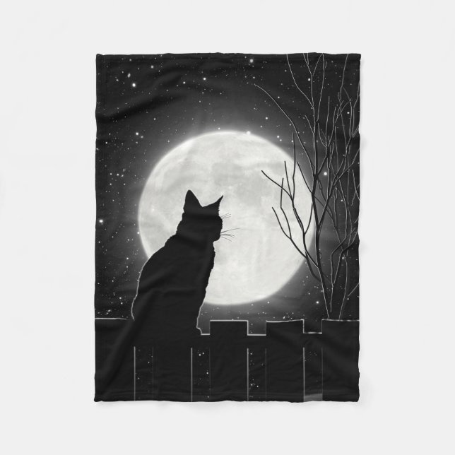 Eine stillstehende schwarze Katze und ein Fleecedecke (Vorderseite)