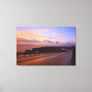 Eine Straße u. ein Leuchtturm entlang der Küste  Leinwanddruck