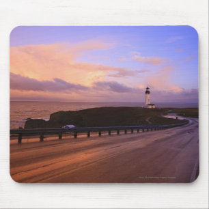 Eine Straße u. ein Leuchtturm entlang der Küste Mousepad