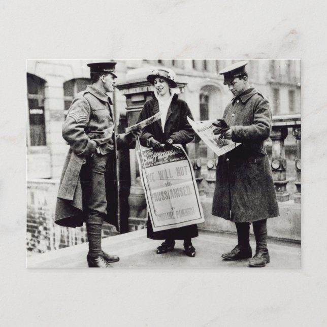 Eine Suffragette, die Zeitungen an zwei verkauft Postkarte (Vorderseite)