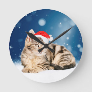 Eine süße Katze mit roter Santa-Mütze Weihnachtssc Runde Wanduhr