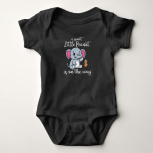 Eine süße kleine Erdnuss ist auf dem Weg - Neue Ba Baby Strampler