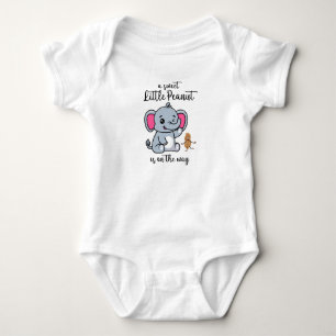 Eine süße kleine Erdnuss ist auf dem Weg Neues Bab Baby Strampler