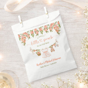 Eine süße kleine Pfirsich-Wäscheleine Mädchen-Baby Geschenktütchen