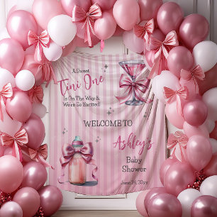 Eine süße Tini-One-Coquette-Babydusche im Hintergr Wandteppich