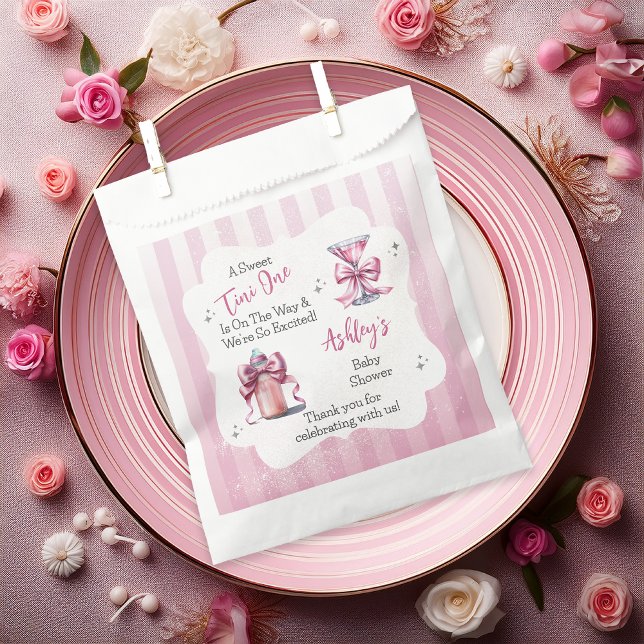 Eine süße Tini-One-Pink-Coquette-Girl-Babydusche Geschenktütchen ("A Sweet Tini One Is On the Way . . ." Coquette Bows Martini | Bottle Girl Baby Shower Favor Bags)