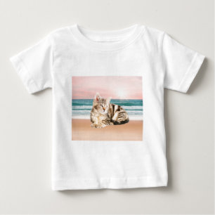 Eine süßere gestreifte Katze sitzt am Strand bei S Baby T-shirt