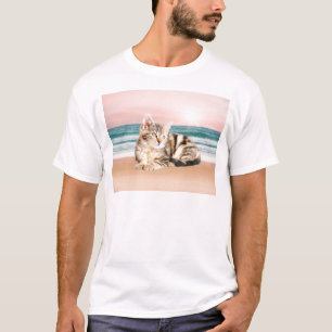 Eine süßere gestreifte Katze sitzt am Strand bei S T-Shirt