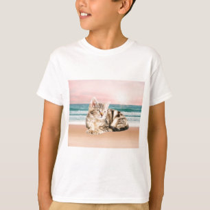 Eine süßere gestreifte Katze sitzt am Strand bei S T-Shirt