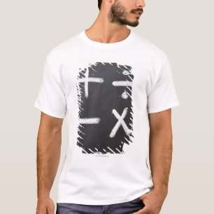 Eine Tafel mit mathematischen Symbolen auf ihr T-Shirt