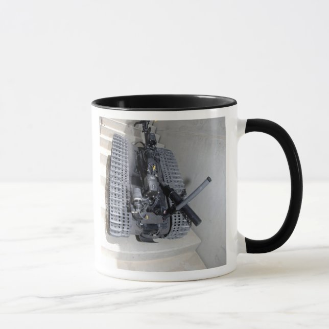 Eine Talon 3B Robotereinheit, die einen Flug des A Tasse (Rechts)