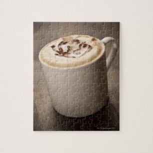 Eine Tasse Cappuccino mit geschmolzenem Kaffee
