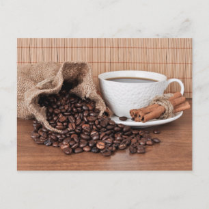 Eine Tasse Kaffee und ein Zimtstange Postkarte