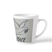 Eine Tasse mit Friedenstaube und Schrift