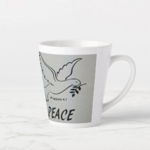 Eine Tasse mit Friedenstaube und Schrift