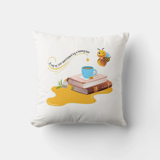 Eine Tasse Tee, gesüßt von einem Niedlichen Spaß d Kissen