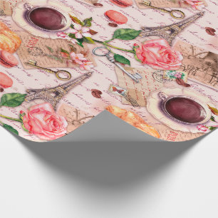 Eine Tasse Tee und alte Briefe im Vintagen franzö Geschenkpapier