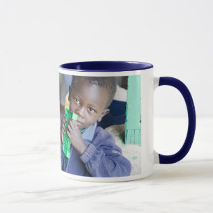 Eine Tasse, zum der AIDS-Waisen zu helfen Tasse