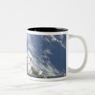 Eine teilweise Ansicht der Raumfähre Atlantis Zweifarbige Tasse