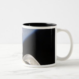 Eine teilweise Ansicht der Raumfähre-Bemühung Zweifarbige Tasse
