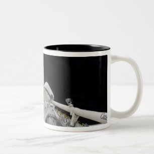 Eine teilweise Ansicht der Raumfähre Zweifarbige Tasse