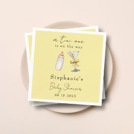 Eine Tini-Dusche auf dem Weg zur gelben Martini-Ba Serviette