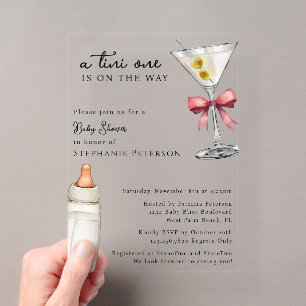 Eine Tini One ist auf dem Weg Pink Martini Baby Sh Acryleinladungen