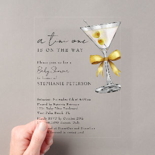 Eine Tini One Minimal Chic Gelbe Martini Babyparty Acryleinladungen