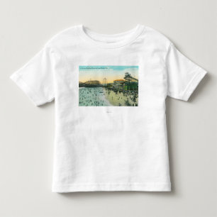 Eine typische badenszene am Strand Kleinkind T-shirt