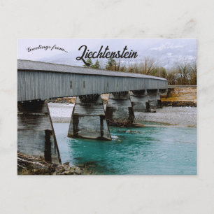Eine überdachte Holzbrücke in Liechtenstein Postkarte
