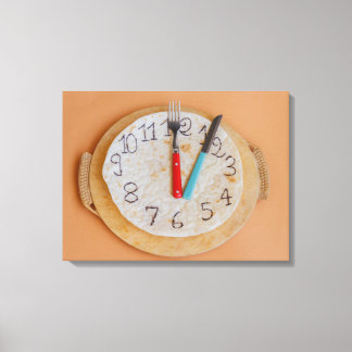 eine Uhr aus einem in Piadina eingewickelten Leinw Leinwanddruck