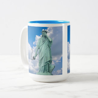 Eine unglückliche Freiheitsstatue. Zweifarbige Tasse