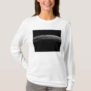 Eine unwirkliche Landschaft des Saturns Mond T-Shirt
