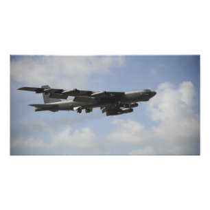 Eine US-Luftwaffe B-52 Stratofortress im Flug Fotodruck