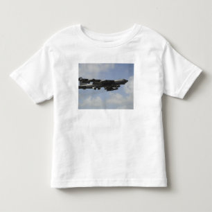 Eine US-Luftwaffe B-52 Stratofortress im Flug Kleinkind T-shirt