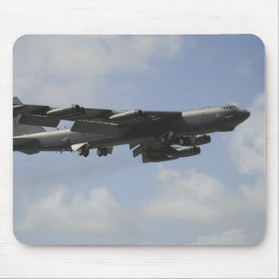 Eine US-Luftwaffe B-52 Stratofortress im Flug Mousepad