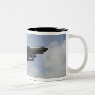 Eine US-Luftwaffe B-52 Stratofortress im Flug Zweifarbige Tasse