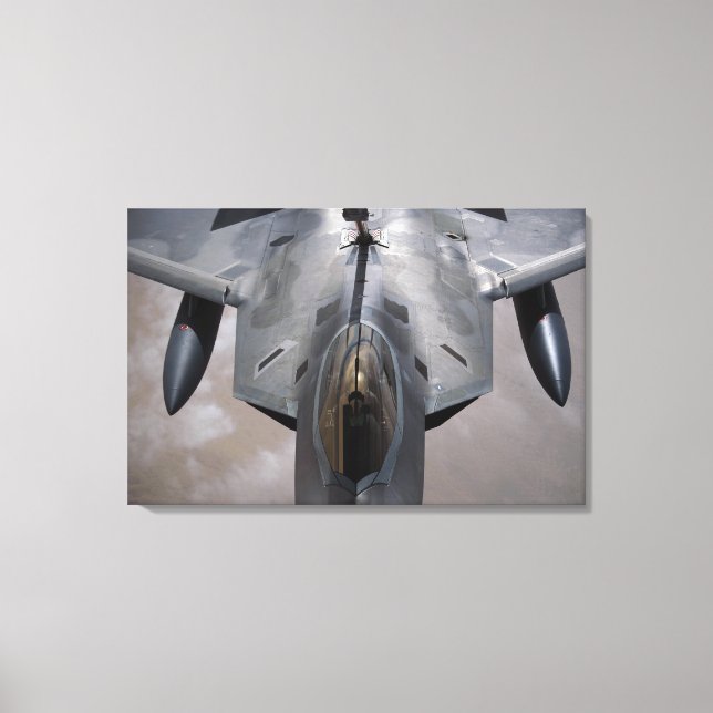 Eine US-Luftwaffe F-22 Raptor wird betankt Leinwanddruck (Vorderseite)