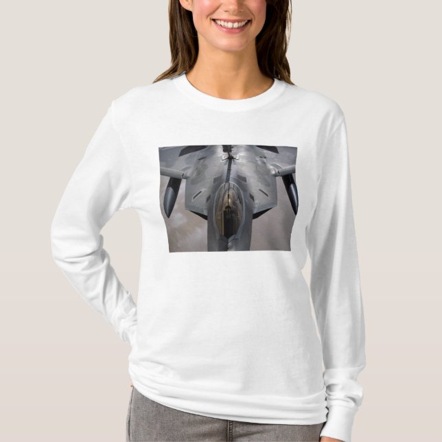 Eine US-Luftwaffe F-22 Raptor wird betankt T-Shirt (Vorderseite)