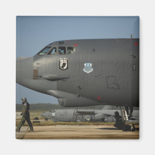 Eine US-Luftwaffeflugzeugbesatzung bereitet ein Magnet