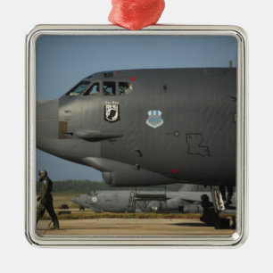 Eine US-Luftwaffeflugzeugbesatzung bereitet ein Ornament Aus Metall