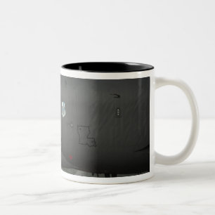 Eine US-Luftwaffeflugzeugbesatzung bereitet ein Zweifarbige Tasse
