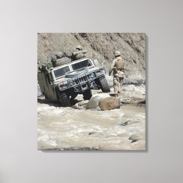 Eine US-Marine, die den Fahrer eines Humvee leitet Leinwanddruck (Vorderseite)