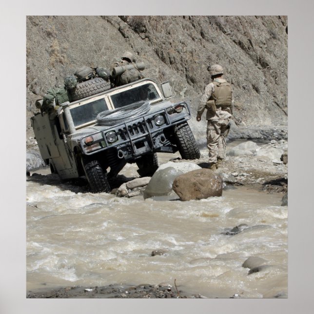 Eine US-Marine, die den Fahrer eines Humvee leitet Poster (Vorne)