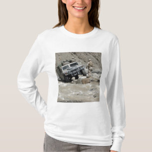 Eine US-Marine, die den Fahrer eines Humvee leitet T-Shirt
