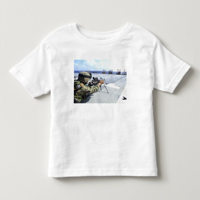 Eine US-Marine, die seine Waffe justiert Kleinkind T-shirt (Vorderseite)